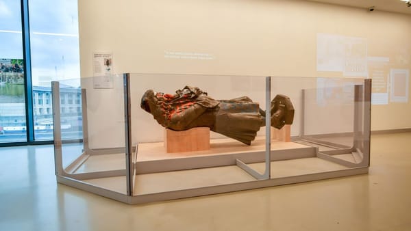 Памятник в Бристоле английскому купцу Эдварду Кольстену, поваленный с постамента, оскверненный и сброшенный в реку в 2020 году из-за того, что Кольстен был активным членом Королевской африканской компании и, соответственно, имел отношение…
