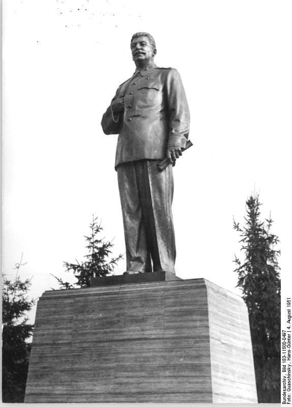 В ночь с 13 на 14 ноября 1961 года в Восточном Берлине был снесен памятник Сталину - как часть общесоветской кампании по десталинизации
