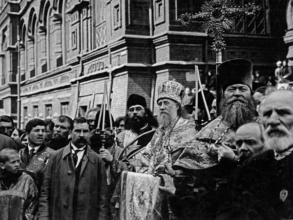 Тихон, первый патриарх Московский и всея России после восстановления патриаршества в 1917 году, на пасхальном молебне у Никольских ворот 5 мая 1918 года