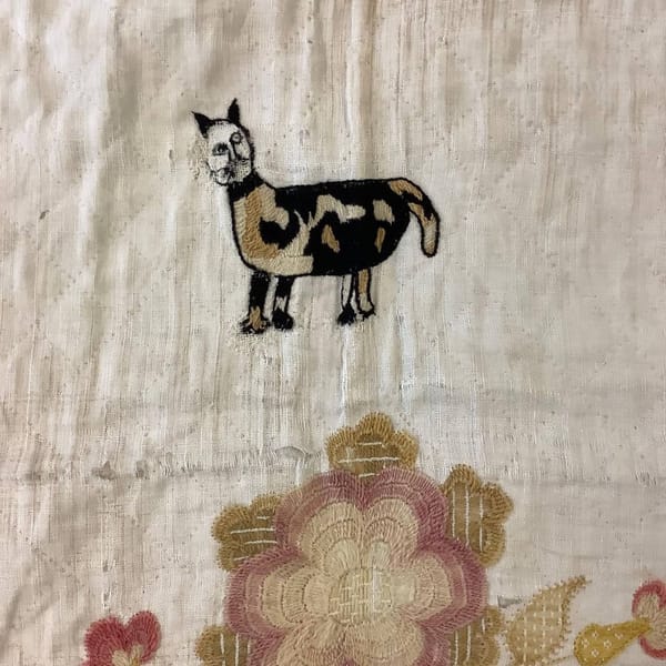 Кошка и ее хозяйка с вышитого одеяла 1790 года, Коннектикутский музей истории и культуры