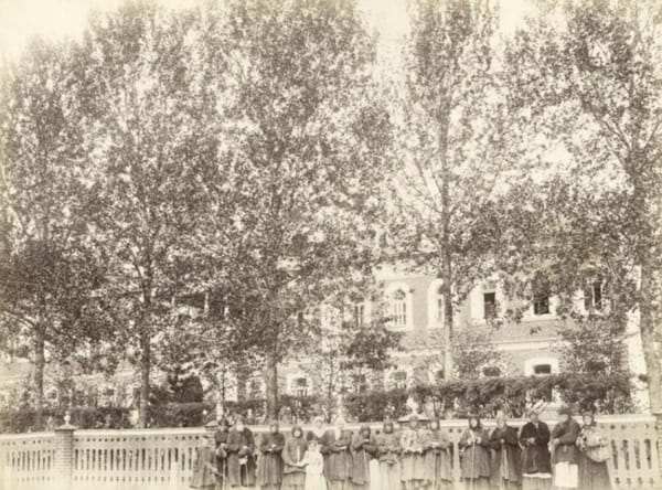 Если пилигрим происходит от латинского peregrinus "чужеземец, странник", то слово паломник - от латинского palma "пальма", потому что паломники несли в руках пальмовые ветви в память о пальмовых ветвях, с которыми у ворот Иерусалима…