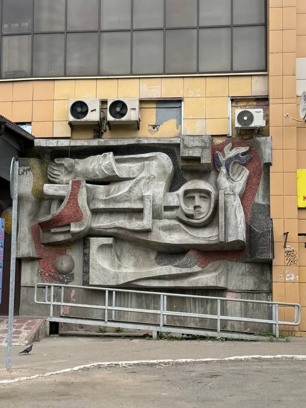 Встретились две эпохи: космический барельеф на стене торгового центра в Калуге, на родине Циолковского