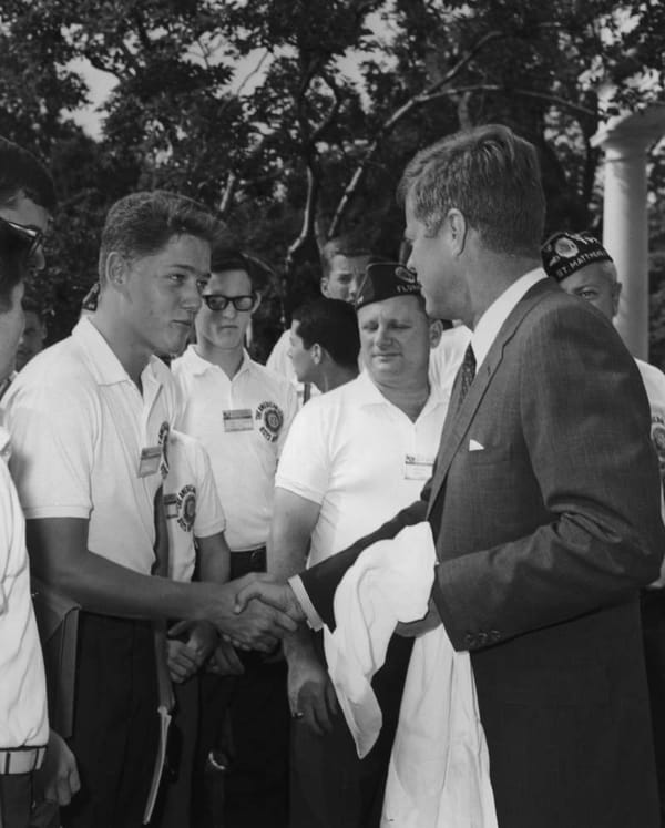 Билл Клинтон пожимает руку Джону Кеннеди в 1963 году