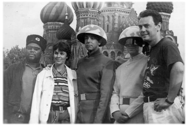 Pet Shop Boys на Красной площади в Москве в 1993 году во время съемок клипа Go West