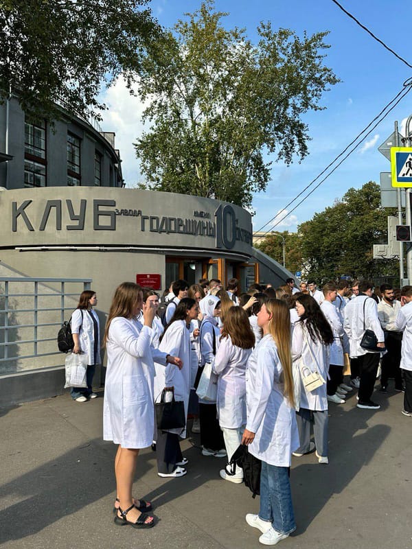 Юные сеченовцы отмечают День знаний во всемирно известном памятнике архитектуры советского авангарда, Клубе завода «Каучук» по проекту архитектора Константина Мельникова
