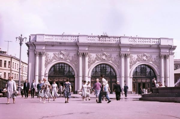 Вестибюль метро Арбатская 1953 года сохранился во дворе здания Генштаба