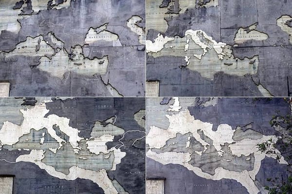Мраморные карты с историей территориального роста Римской Империи, установленные при Бенито Муссолини на стенах базилики Максенция, последней постройки императорского Рима