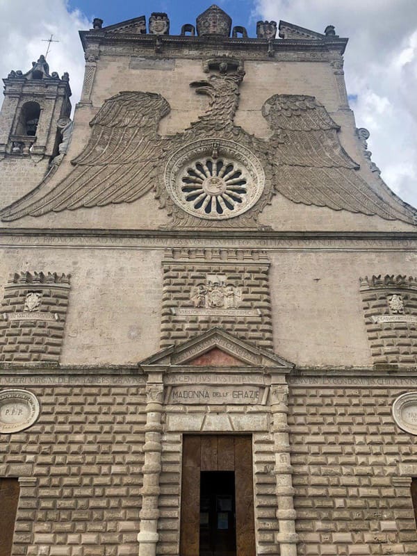 Надписи и герб на фасаде церкви Madonna della Grazia в Гравине, построенной в 1602 году
