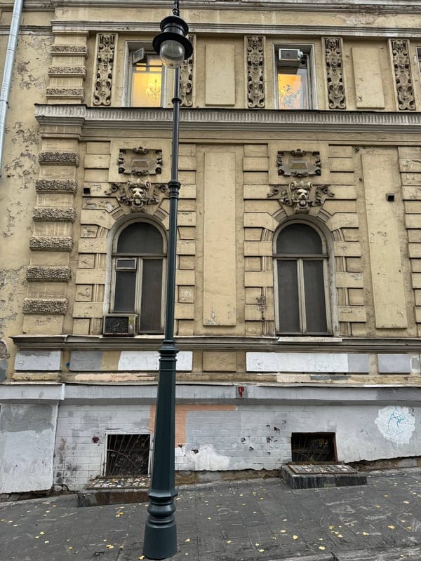 Иногда мне кажется, что если однажды этот дом отмоют и перекрасят, он уже не будет прежним, и мы не сможем любить друг-друга как раньше