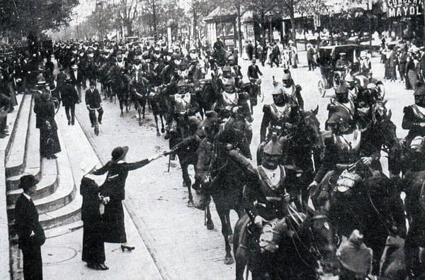 Прощание французских кирасиров, покидающих Париж в 1914 году