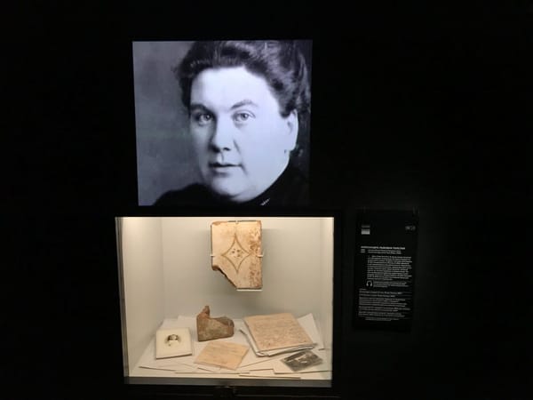 В 1920 году Александра Толстая, дочь Льва Толстого, была арестована по обвинению в причастности к контрреволюционной организации и приговорена к трём годам заключения в концлагерь в московском Новоспасском монастыре