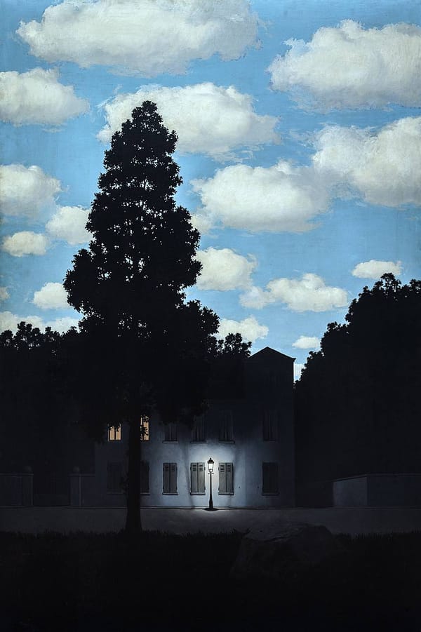 Парадоксальная серия картин «Империя света» Рене Магритта с ярким дневным небом над ночным пейзажем с жилыми домами и деревьями