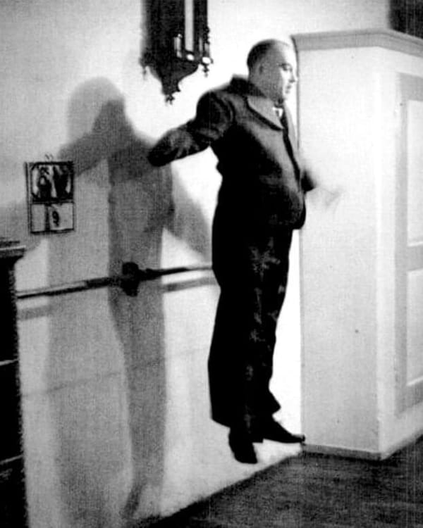 В 1939 году навестить знаменитого танцора Вацлава Нижинского, который находился на лечении в психиатрической клинике, приехал Серж Лифарь﻿, артист Русского балета, на тот момент главный балетмейстер Парижской оперы