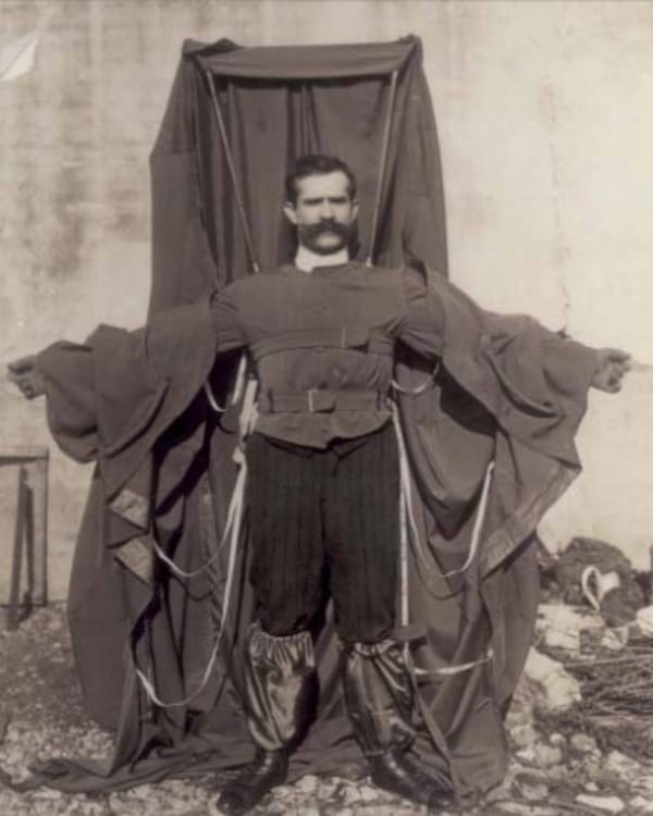 4 февраля 1912 года французский портной Франц Райхельт, создавший костюм-парашют для прыжков с большой высоты, на себе опробовал собственное изобретение, прыгнув с первого яруса Эйфелевой башни, с 57 метров