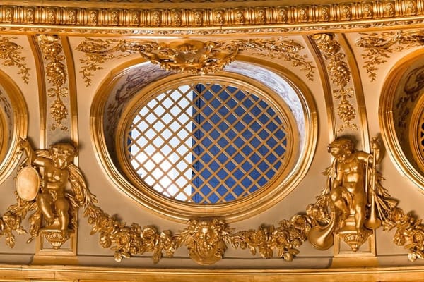 Скрытые ложи для людей в трауре и охраны императора в театре дворца Фонтенбло