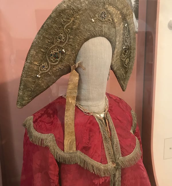 Сарафан, шугай и кокошник-лунник в северном русском женском костюме