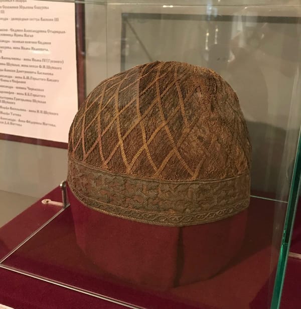 Повойник конца XVI века из усыпальницы Покровского монастыря в Суздале