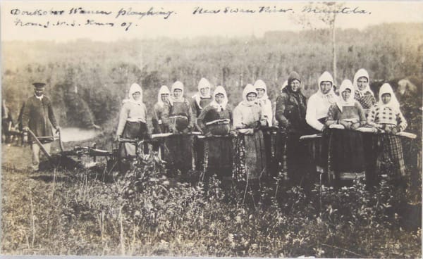 Представители российской секты духоборов в Саскачеване в 1907 году: духоборы бежали от преследований на родине при спонсорстве Льва Толстого и других благодетелей и основали процветающую диаспору в Канаде