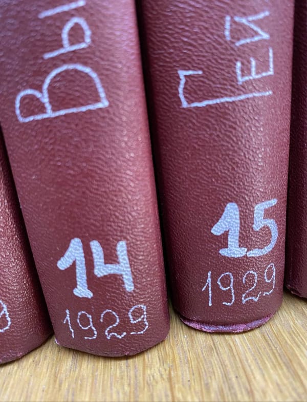 Книжная полка после того, как ты опять купил две тысячи книг, все еще не дочитав "Волшебника Изумрудного города"