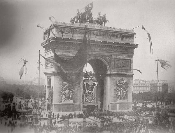 Драпировка Триумфальной арки в день похорон Виктора Гюго в 1885 году