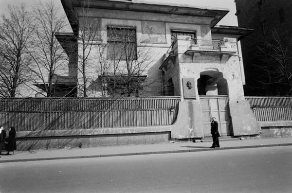 Борис Шаляпин, переехавший во Францию, на прогулке по Москве в 1960 году