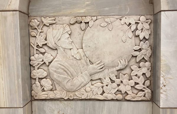 Метро Добрынинская (в прошлом Серпуховская) украшают 16 утонченных барельефов Елены Янсон-Манизер, жены автора бронзовых скульптур на станции Площадь Революции