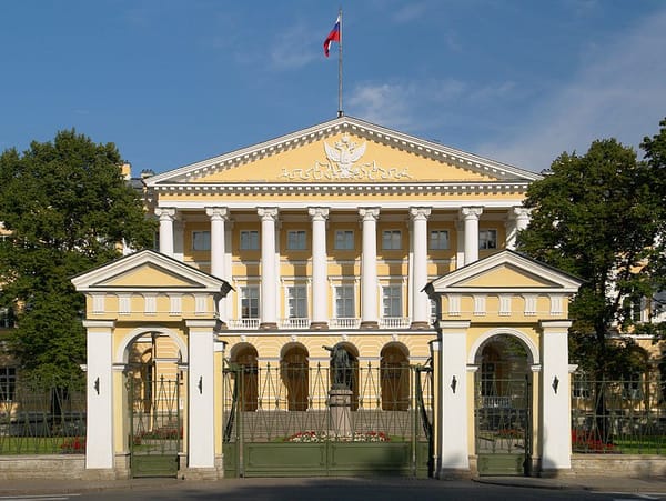Задумывались почему в Москве - мэр, а в Санкт-Петербурге - губернатор?