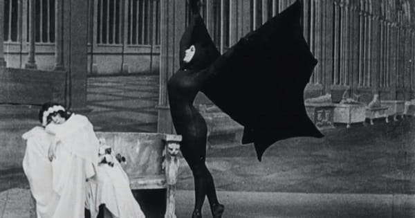 Французский сериал «Les Vampires» 1915 года о преступном сообществе в Париже