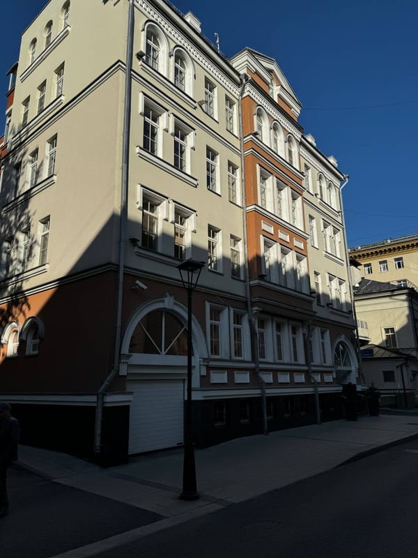 Она работала в бутике в Бирюлёво, Пока её парень не выкинул с работы В одной из этих ужасных сцен