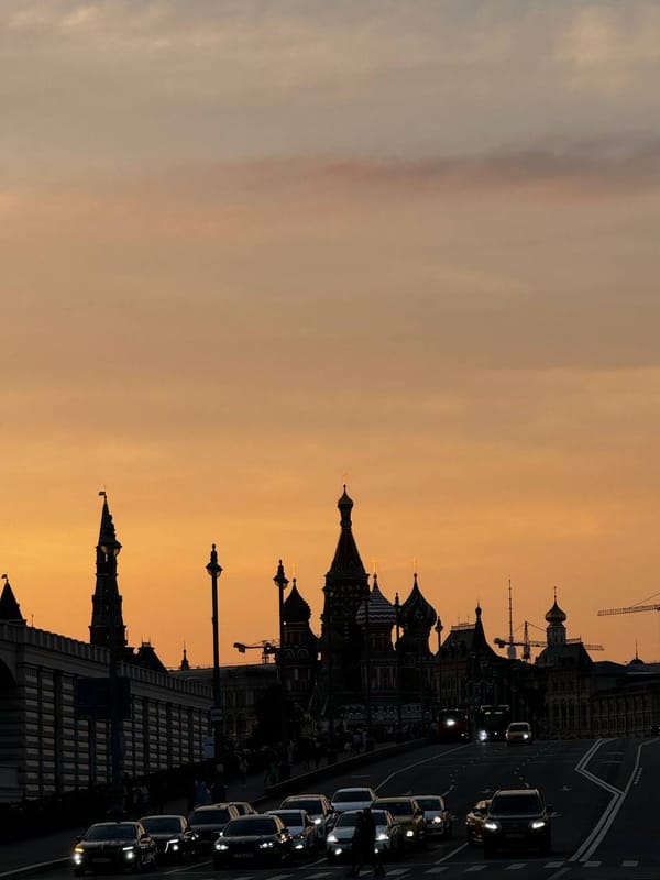 Самое красивое в Москве - золото православных крестов в закатное время