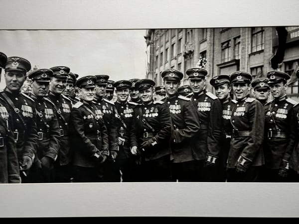 Тимофей Мельник и панорамный снимок лётчиков, Героев Советского Союза, на Параде Победы 1945 года