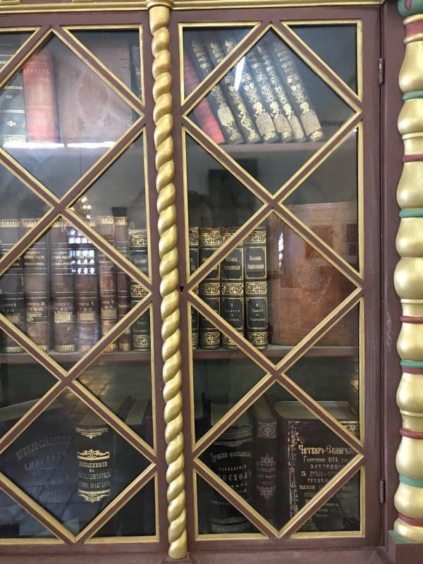 Даже не думайте меня приглашать, если ваша книжная вечеринка не похожа на тусовку в этом шкафу