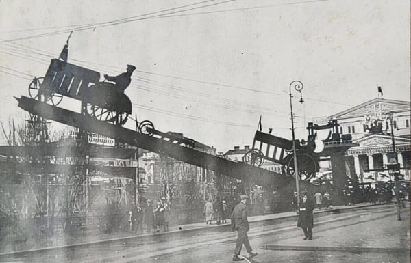Театральная площадь в Москве 1930-х годов с макетами тракторов к Первому мая