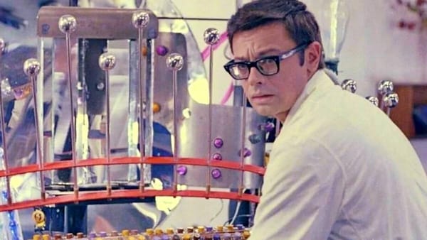 Наиболее интересный исторический ракурс - это взгляд на вселенную, в которой булгаковский - давайте все-таки не будем об этом забывать при всем обаянии Леонида Гайдая - инженер-изобретатель Тимофеев, и Николай Иванович, а не Александр…