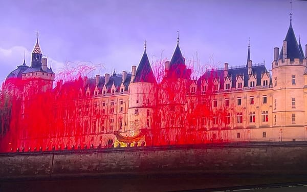 С другой стороны, на наброске Давида бесспорно изображена не величественная королева Франции, а осуждённая изможденная женщина, готовая к казни