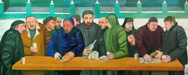 Живопись: группа мужчин в зимней одежде стоит у длинного деревянного стола с бутылкой, стаканами, хлебом и рыбой, за ними зелёная ограда.