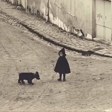 Ребенок гуляет с собачкой по Монмартру в 1904 году
