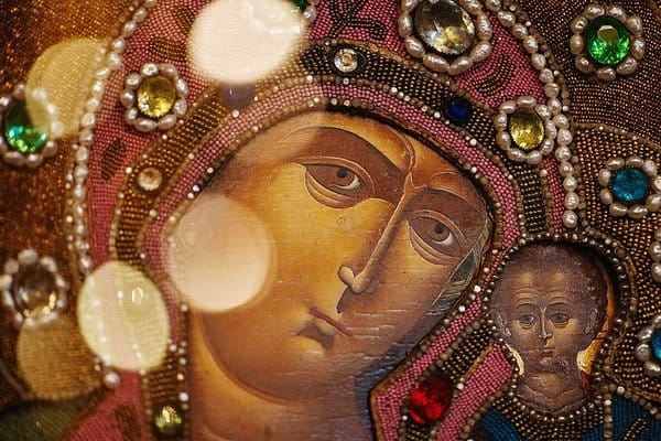 Фрагмент иконы Богоматери с Младенцем, украшенной бисером, жемчугом и цветными камнями.