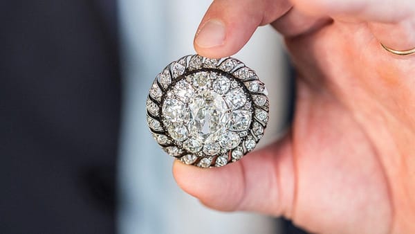 На аукционе Sotheby's в Женеве за $4,4 млн продали бриллиантовую брошь Наполеона