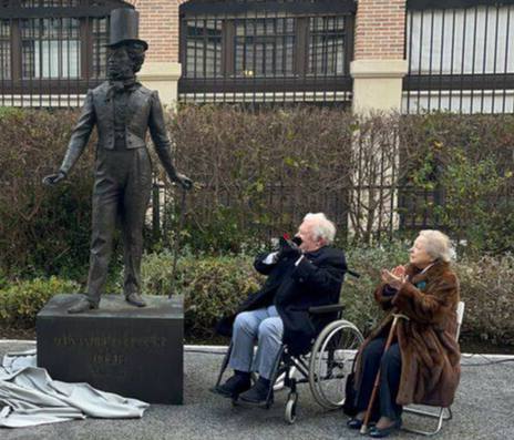 Сегодня на территории храма Святой Троицы на левом берегу Сены в VII округе Парижа состоялось торжественное открытие памятника Александру Пушкину