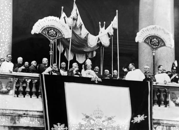 На площади сотни молодых немецких католиков кричали «Хайль!», протягивая правую руку