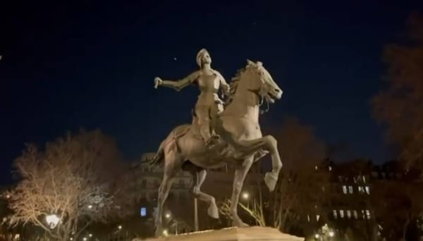 В Париже у статуи Жанны д'Арк перед церковью Святого Августина украли меч