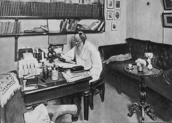 Лев Толстой за письменным столом в яснополянском кабинете в 1908 году