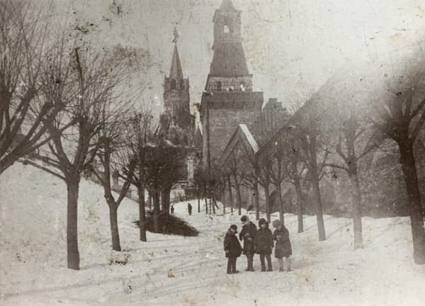 Четыре двуглавых орла Кремля, снятые в октябре 1935 года и переплавленные