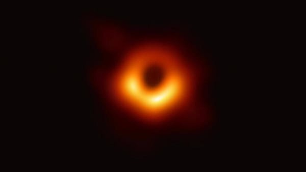 Весной астрономы международного проекта Event Horizon Telescope собираются снять первое в истории видео черной дыры, для съемки они выбрали космический объект размером с Солнечную систему и массой в 6 миллиардов солнц