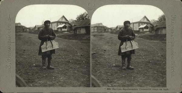Пастух-барабанщик созывает стадо на заре на фотографии 1910-11 гг