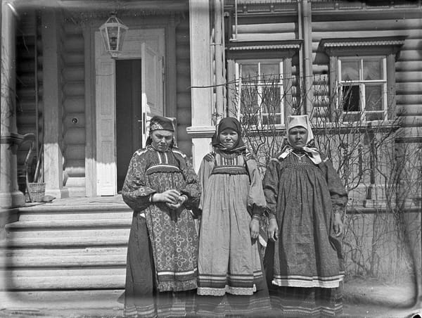Есть в коллекции Пушкинского музея такой снимок 1898 года, сделанный в Богородском уезде Московской губернии доктором Александром Живаго, названный "Три крестьянские женщины