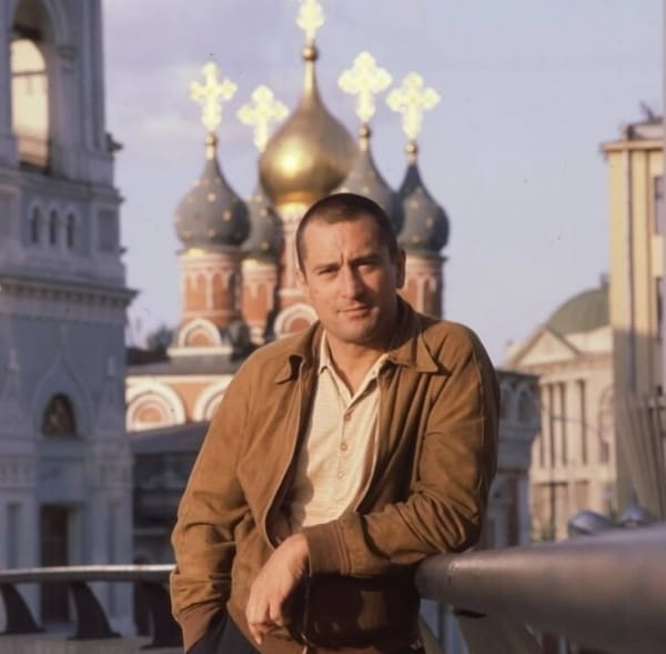 Впервые Роберт Де Ниро посетил Москву в феврале 1982 года - накануне съемок в фильме Эмиля Лотяну "Анна Павлова" в эпизодической роли импресарио балерины Соломона Юрока