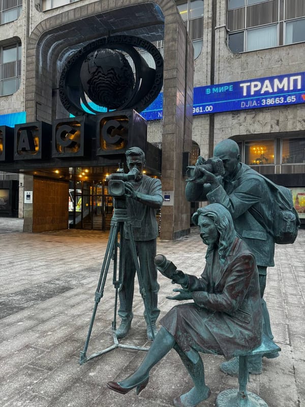 К столетию ТАСС перед его зданием в Москве на Тверском бульваре установили скульптурную группу «Российские журналисты»