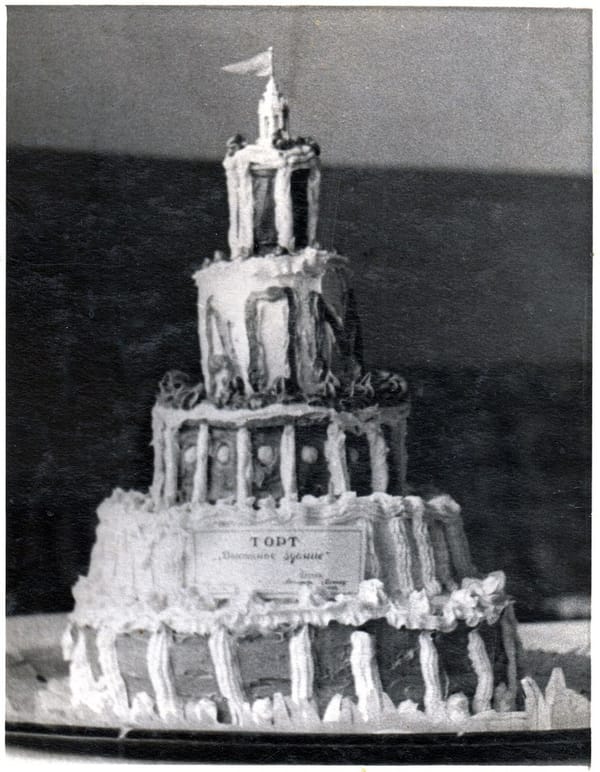 Торт «Высотное здание», созданный к 8 марта 1954 года архитекторами-чертежниками, проектирующими «Сталинские высотки»